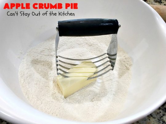 Apple Crumb Pie | Can't Stay Out of the Kitchen | my Mom's fantastic old-fashioned #recipe. Great for family, company or #holiday dinners. #Christmas #Thanksgiving #pie #AppleCrumbPie