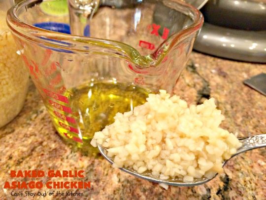 Baked Garlic Asiago Chicken | this 6-ingredient #chicken entree can be oven ready in 5 minutes! It's so mouthwatering & delicious that you'll want to serve it for company or #holiday dinners too. #asiago #MothersDay #FathersDay