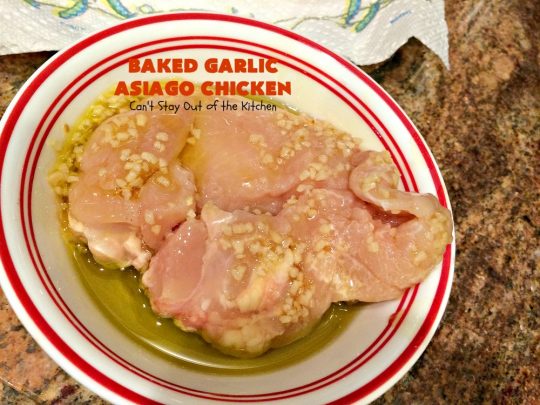 Baked Garlic Asiago Chicken | this 6-ingredient #chicken entree can be oven ready in 5 minutes! It's so mouthwatering & delicious that you'll want to serve it for company or #holiday dinners too. #asiago #MothersDay #FathersDay