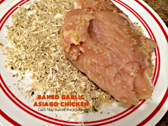 Baked Garlic Asiago Chicken | this 6-ingredient #chicken entree can be oven ready in 5 minutes! It's so mouthwatering & delicious that you'll want to serve it for company or #holiday dinners too. #asiago #MothersDay #FathersDay