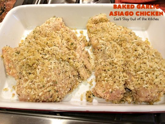 Baked Garlic Asiago Chicken | this 6-ingredient #chicken entree can be oven ready in 5 minutes! It's so mouthwatering & delicious that you'll want to serve it for company or #holiday dinners too. #asiago #MothersDay #FathersDay