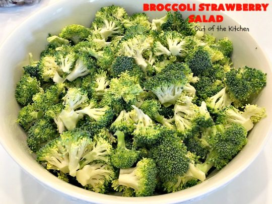 Broccoli Strawberry Salad | Can't Stay Out of the Kitchen | this delicious #broccoli #salad is perfect for #Thanksgiving or #Christmas menus. It's also healthy, #glutenfree & uses uncured, nitrate-free #bacon to give it some punch! #strawberries #grapes