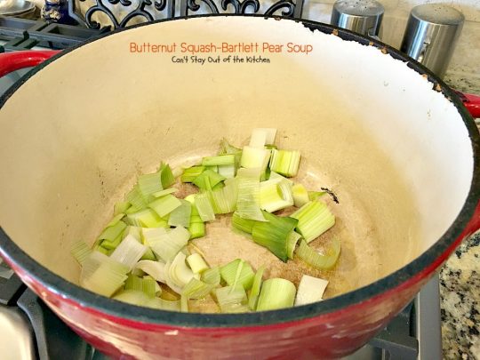 Butternut Squash-Bartlett Pear Soup | Can't Stay Out of the Kitchen | this #soup is absolutely awesome! #Butternutsquash & #pears never tasted so well together. It's easy to make and healthy, low calorie #clean-eating #glutenfree & #vegan.