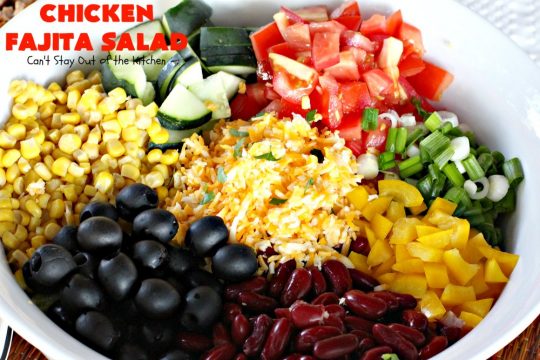 Chicken Fajita Salad | this fantastic #TexMex #salad is wonderful for a main dish meal. It's particularly nice for hot summer nights when you don't want to heat your kitchen! Great for company dinners too. This will soon become your go-to #TacoSalad #recipe! #chicken #glutenfree #CincodeMayo