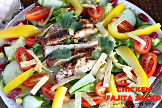 Chicken Fajita Salad | this fantastic #TexMex #salad is wonderful for a main dish meal. It's particularly nice for hot summer nights when you don't want to heat your kitchen! Great for company dinners too. This will soon become your go-to #TacoSalad #recipe! #chicken #glutenfree #CincodeMayo