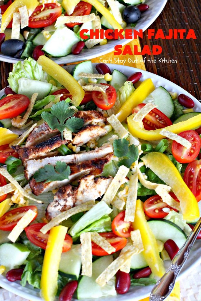 Chicken Fajita Salad | this fantastic #TexMex #salad is wonderful for a main dish meal. It's particularly nice for hot summer nights when you don't want to heat your kitchen! Great for company dinners too. This will soon become your go-to #TacoSalad #recipe! #chicken #glutenfree #CincodeMayo