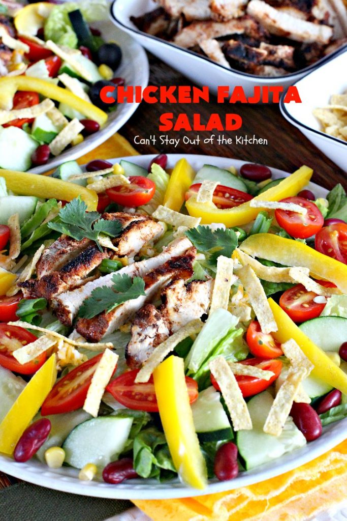 Chicken Fajita Salad | this fantastic #TexMex #salad is wonderful for a main dish meal. It's particularly nice for hot summer nights when you don't want to heat your kitchen! Great for company dinners too. This will soon become your go-to #TacoSalad #recipe! #chicken #glutenfree #CincodeMayo