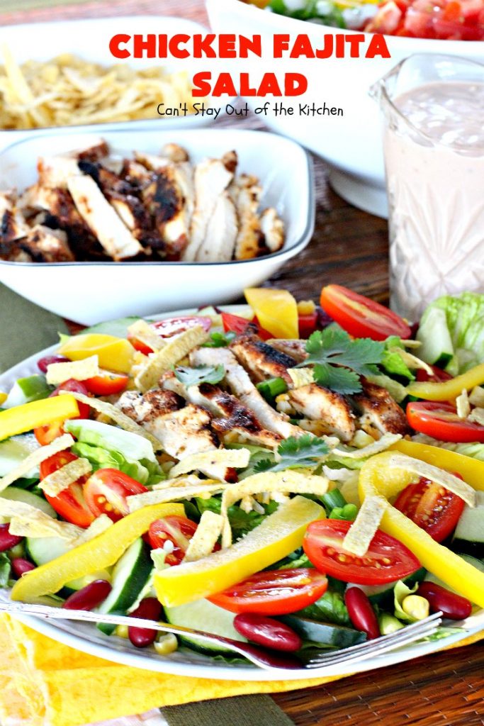 Chicken Fajita Salad | this fantastic #TexMex #salad is wonderful for a main dish meal. It's particularly nice for hot summer nights when you don't want to heat your kitchen! Great for company dinners too. This will soon become your go-to #TacoSalad #recipe! #chicken #glutenfree #CincodeMayo