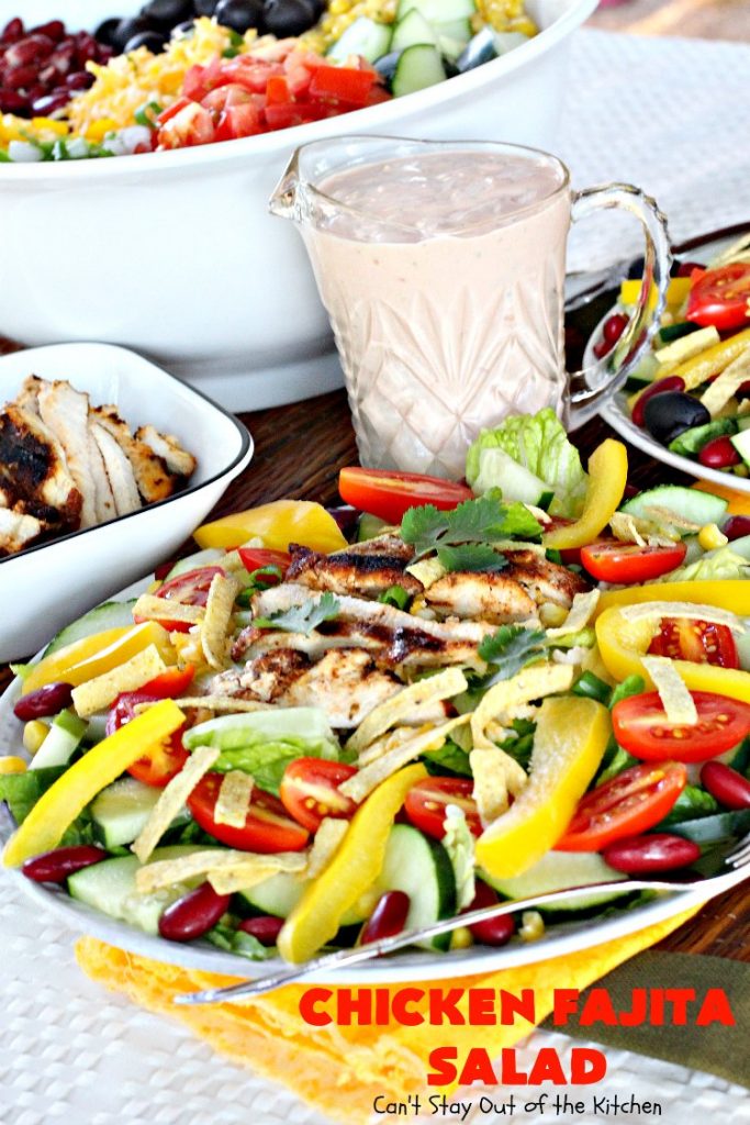 Chicken Fajita Salad | this fantastic #TexMex #salad is wonderful for a main dish meal. It's particularly nice for hot summer nights when you don't want to heat your kitchen! Great for company dinners too. This will soon become your go-to #TacoSalad #recipe! #chicken #glutenfree #CincodeMayo