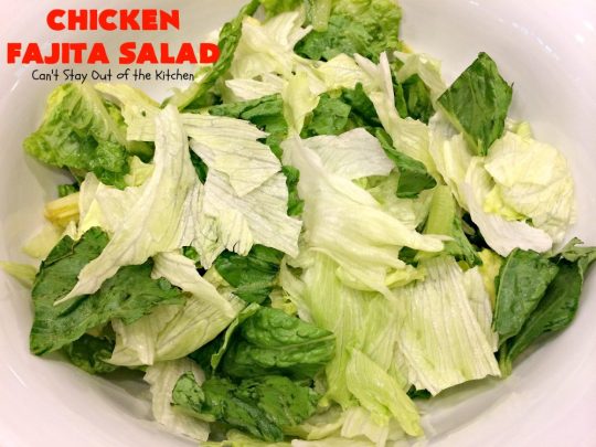 Chicken Fajita Salad | this fantastic #TexMex #salad is wonderful for a main dish meal. It's particularly nice for hot summer nights when you don't want to heat your kitchen! Great for company dinners too. This will soon become your go-to #TacoSalad #recipe! #chicken #glutenfree #CincodeMayo