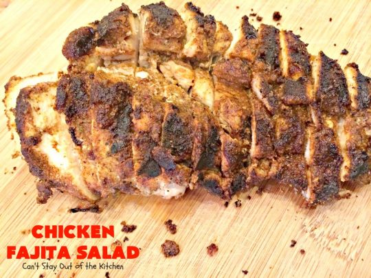 Chicken Fajita Salad | this fantastic #TexMex #salad is wonderful for a main dish meal. It's particularly nice for hot summer nights when you don't want to heat your kitchen! Great for company dinners too. This will soon become your go-to #TacoSalad #recipe! #chicken #glutenfree #CincodeMayo
