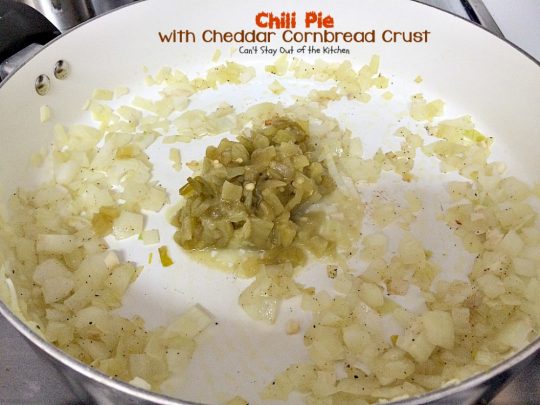 Chili Pie with Cheddar Cornbread Crust | Can't Stay Out of the Kitchen | fabulous "Tex-Mex #maindish that's like eating #chili and #cornbread together in #casserole form. It's absolutely wonderful. #glutenfree