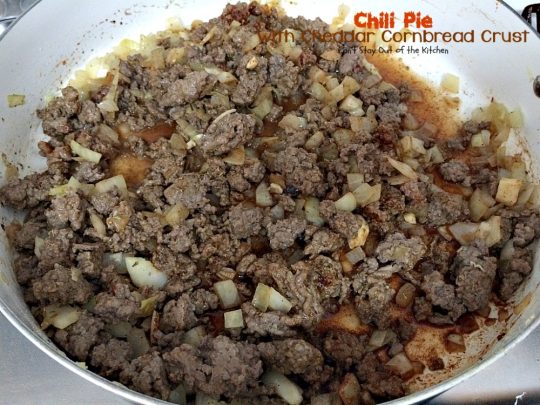 Chili Pie with Cheddar Cornbread Crust | Can't Stay Out of the Kitchen | fabulous "Tex-Mex #maindish that's like eating #chili and #cornbread together in #casserole form. It's absolutely wonderful. #glutenfree