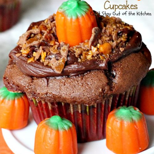 Chocolate Butterfinger Cupcakes | Can't Stay Out of the Kitchen