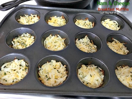 Ham and Cheese Breakfast Muffins | Can't Stay Out of the Kitchen | these #breakfast #muffins are so scrumptious. They're great for on-the-go breakfasts, too. #ham #eggs #cheese #hashbrowns #glutenfree