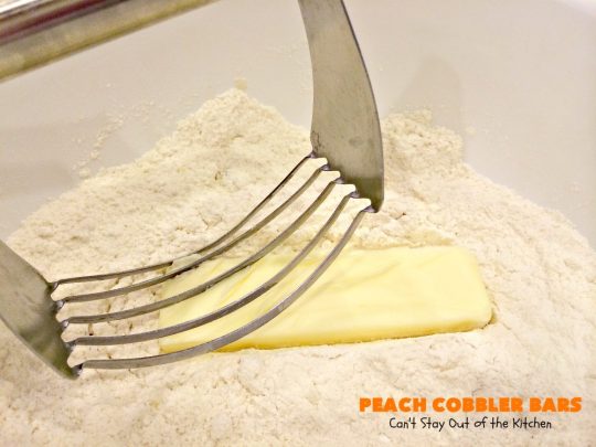 Peach Cobbler Bars | Can't Stay Out of the Kitchen | these fabulous blondies taste just like eating #peachcobbler! Amazing #dessert #peaches #cookie