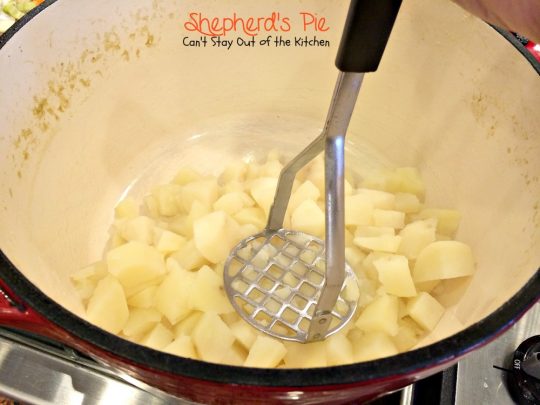 Shepherd's Pie | Can't Stay Out of the Kitchen | the BEST #Shepherd'sPie ever! Love this recipe. #beef #glutenfree #potatoes #Italiansausage