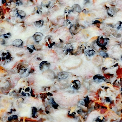 Spaghetti Pizza Bake | Can't Stay Out of the Kitchen | this fantastic #casserole combines the best of #spaghetti with the best of #pizza! It's kid-friendly and great for company since it makes a lot. #GroundBeef #olives #pepperoni #pasta #mushrooms #MozzarellaCheese #SpaghettiPizzaBake #Italian