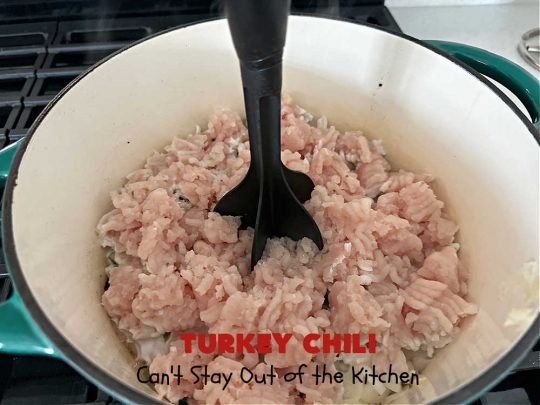 Turkey Chili | Can't Stay Out of the Kitchen | this is a fantastic way to enjoy #chili without excess calories. They #GroundTurkey is flavored from #ChiliPowder, #MixedChiliBeans & #ChipotlePeppersInAdoboSauce. Add #cornbread and you have a meal made in heaven. #chili #TurkeyChili #GlutenFree